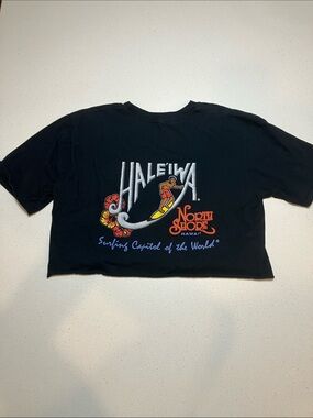 Haleiwa North Shore Black Surf Graphic cropped Tee